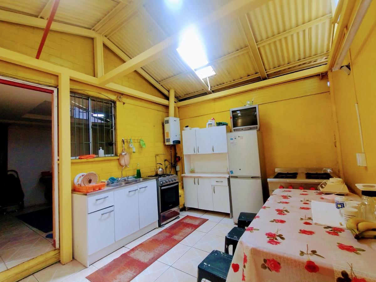 Апартаменты Backpackers House - Near The Airport Сантьяго Экстерьер фото