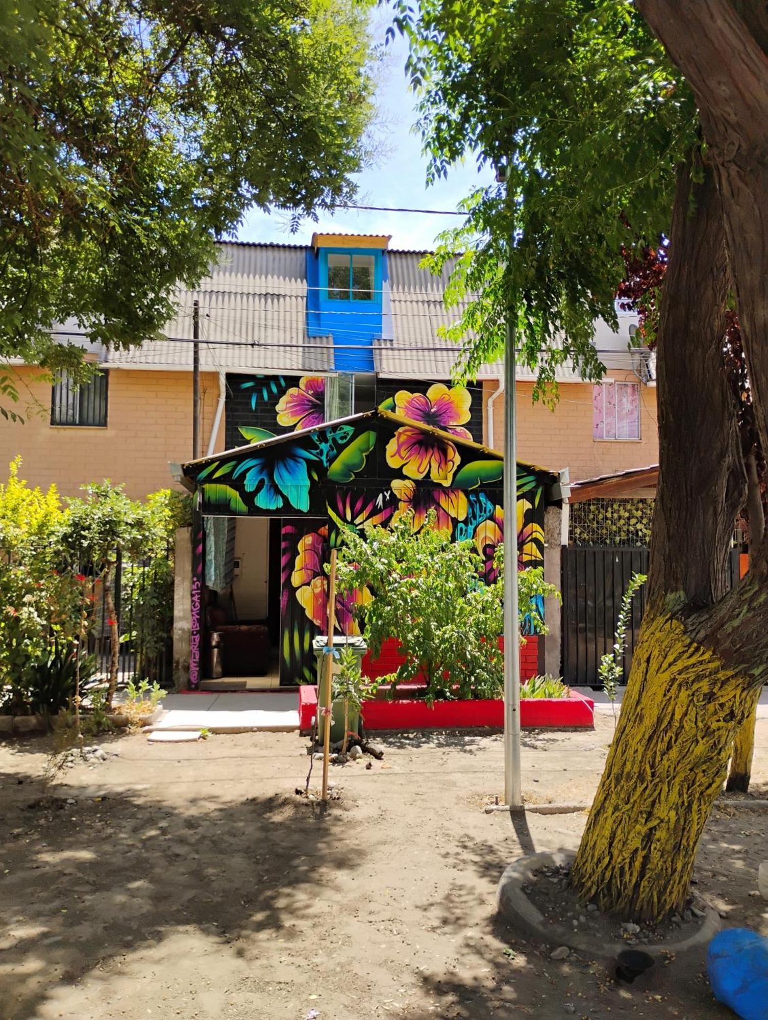 Апартаменты Backpackers House - Near The Airport Сантьяго Экстерьер фото